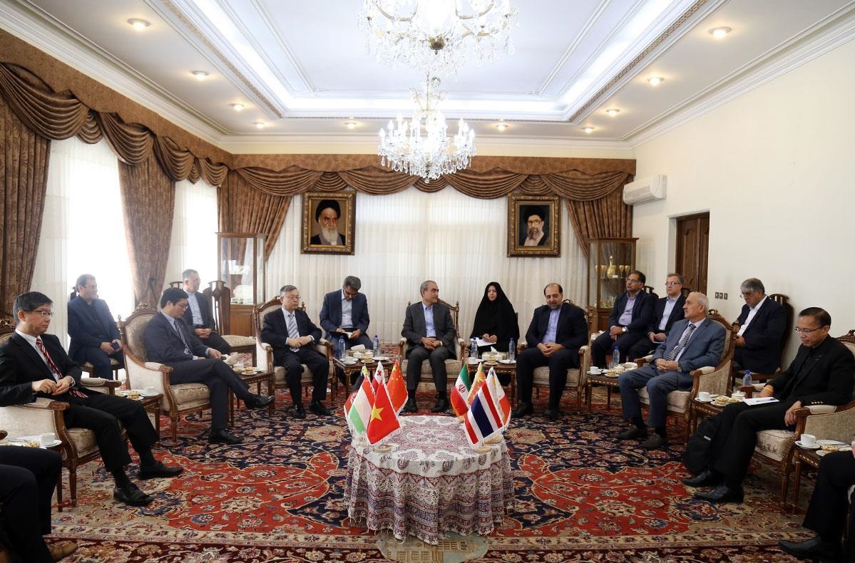 دیدار سفرا و کارداران 9 کشور آسیایی با استاندار آذربایجان شرقی