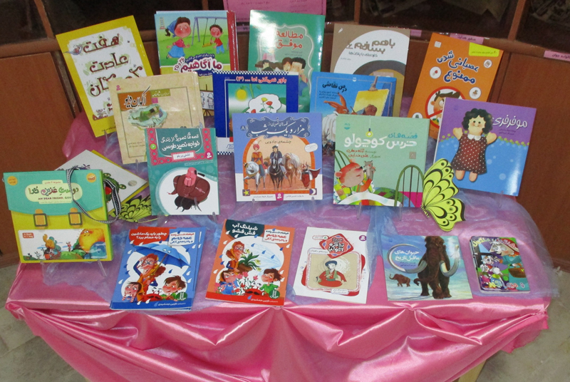 اهدای 135 نسخه کتاب به کتابخانه های درمیان