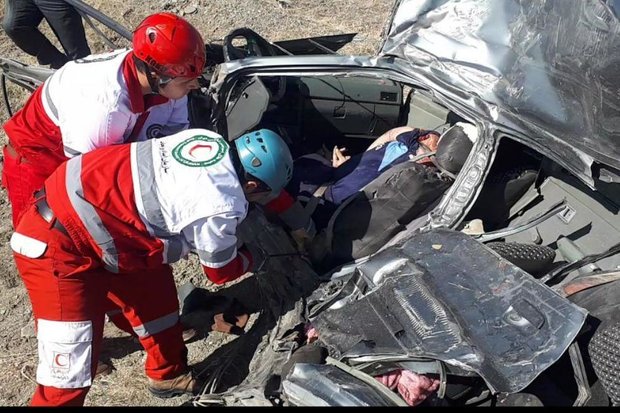 خدمات رسانی هلال احمر به حادثه دیدگان جاده ای