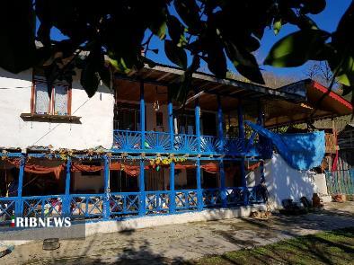 رج آجر‌های مدرن بر پی کاه گل‌های گیلان