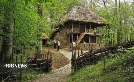 رج آجر‌های مدرن بر پی کاه گل‌های گیلان