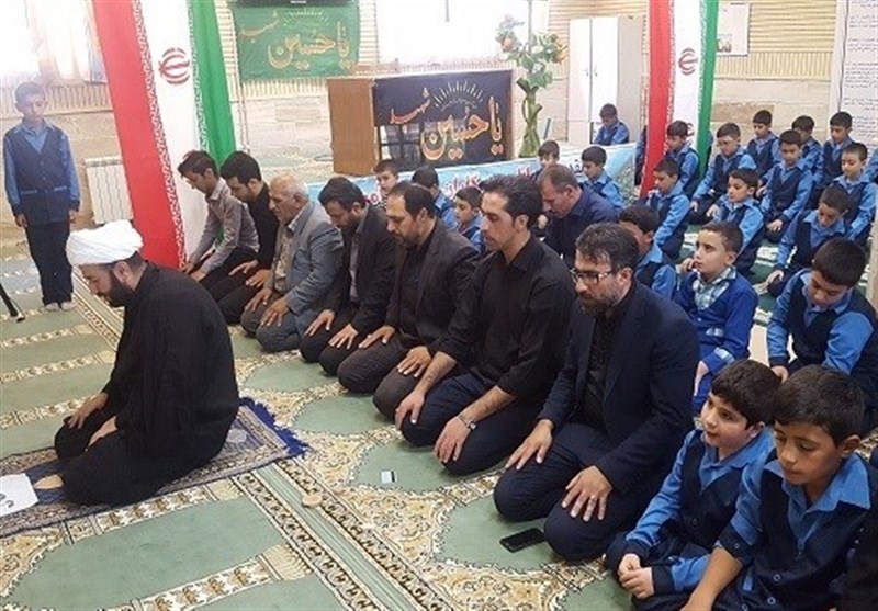 دانش آموزان در حال اقامه نماز