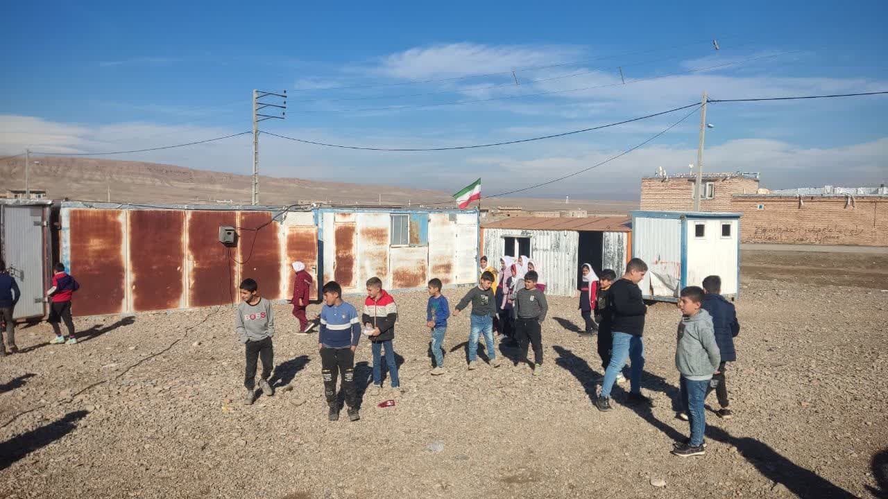 تحصیل ۶۹ دانش آموز روستای قره جالو‌ی پلدشت در مدارس کانکسی 