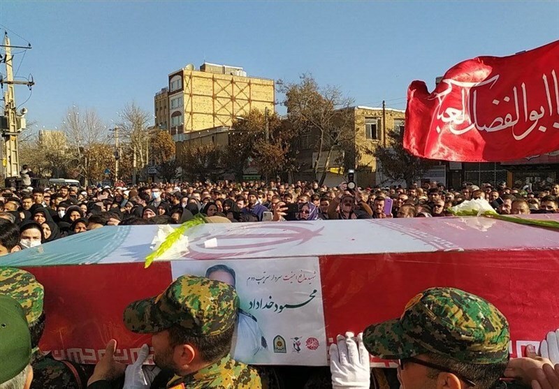 بدرقه باشکوه رئیس پلیس امنیت ملایر با حضور مردم عزادار بدرقه باشکوه رئیس پلیس امنیت ملایر با حضور مردم عزادار