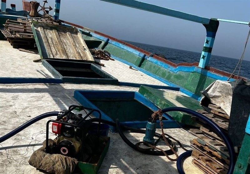 مرزبانی هرمزگان۳۰۰ هزار لیتر سوخت قاچاق کشف کرد شناور سوخت قاچاق