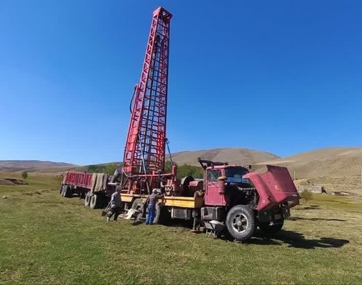 آغاز حفاری چاه آب شرب در روستای میر عمر شهرستان خوی