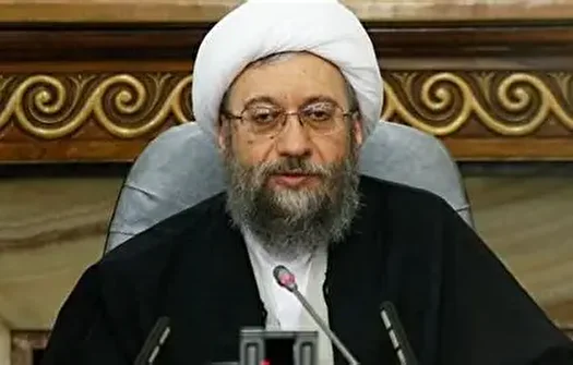 آملی لاریجانی: ملت ایران با تهدید عقب نشینی نمی‌کند