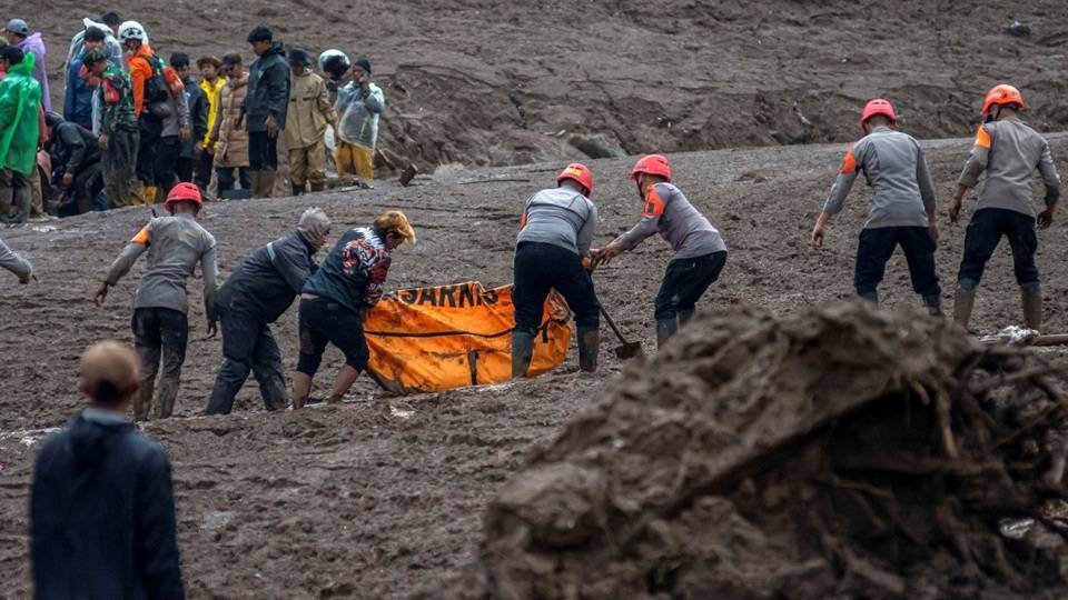 شمار کشتهشدگان رانش زمین در اندونزی به ۳۴ نفر رسید شمار کشتهشدگان رانش زمین در اندونزی به ۳۴ نفر رسید
