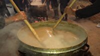حلیم پزان یکی از آیین های سنتی شب تاسوعا