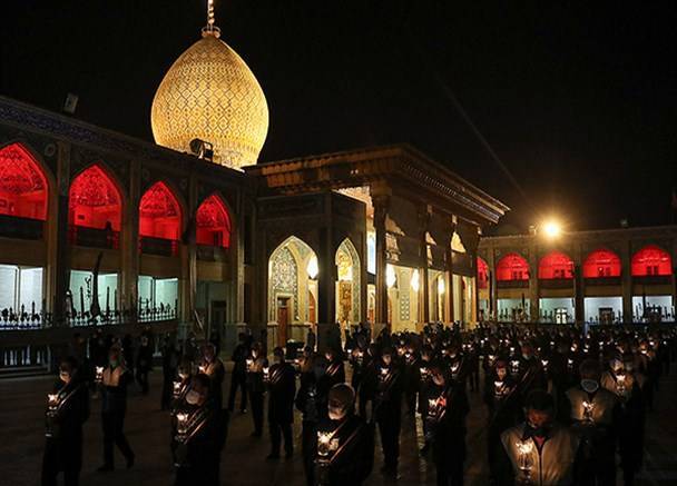 لاله‌گردانی خدام حرم شاهچراغ (ع) در شام غریبان حسین