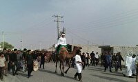 حرکت نمادین کاروان حسینی در بخش سندرک