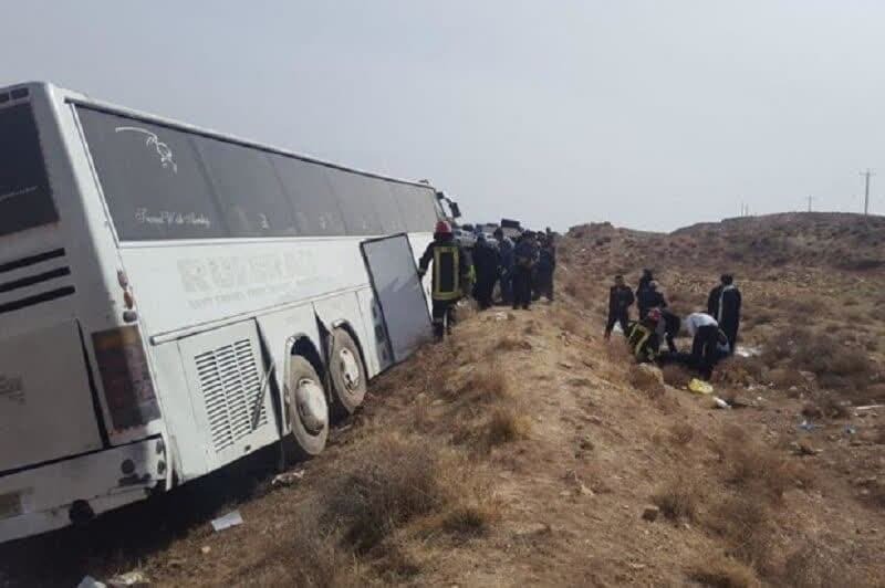 مصدوم شدن ۳۰ نفر در حادثه انحراف از مسیر اتوبوس بندرعباس –میبد
