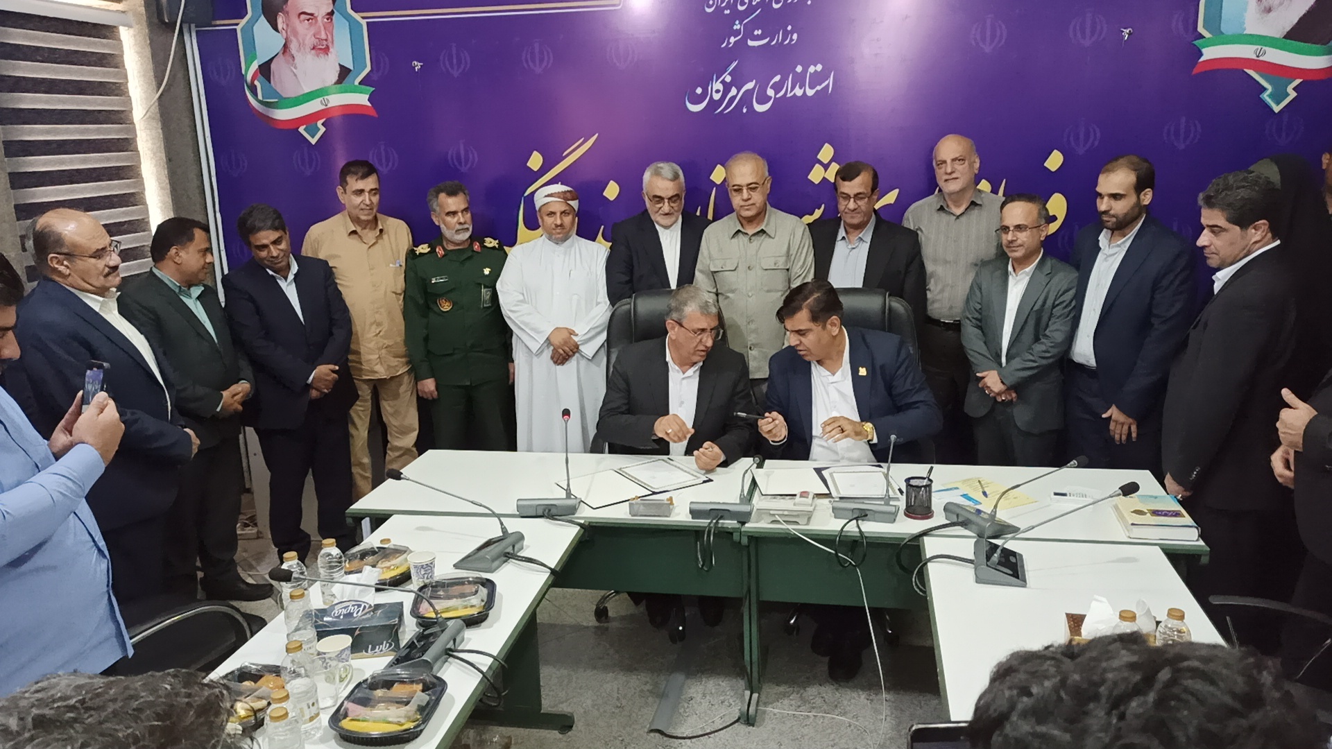 انعقاد تفاهمنامه خواهرخواندگی بین شهرهای لار و بندرلنگه انعقاد تفاهمنامه خواهرخواندگی بین شهرهای لار و بندرلنگه