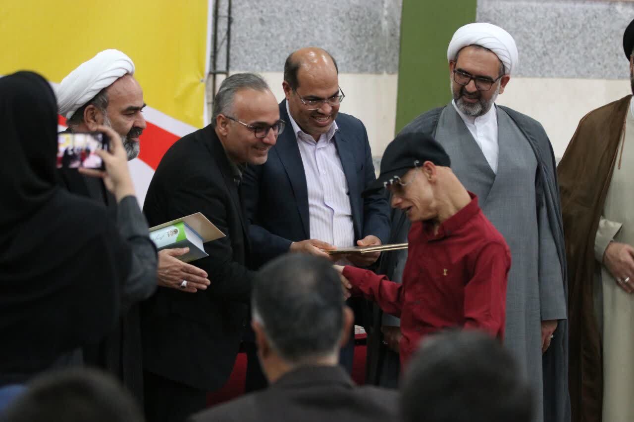 از هنرمند توان‌خواه مهریزی برگزیده جشنواره تئاتر مریوان تجلیل شد