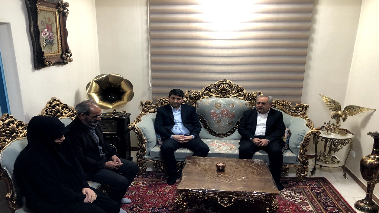 دیدار وزیر ارتباطات با خانواده شهید