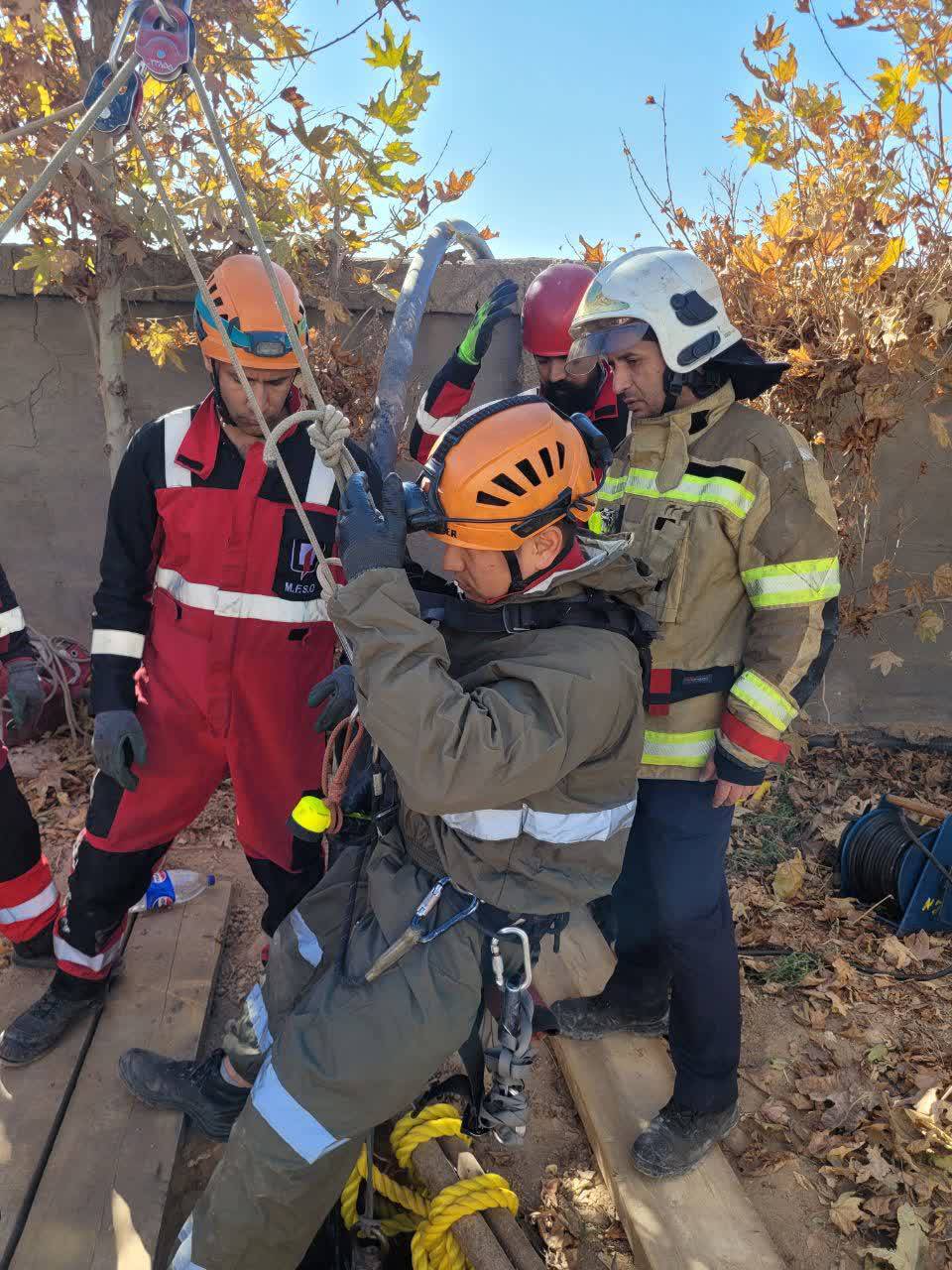 خروج پیکر متوفی از عمق چاه ۱۳۰ متری در روستای گجوان مشهد خروج پیکر متوفی از عمق چاه ۱۳۰ متری در روستای گجوان مشهد