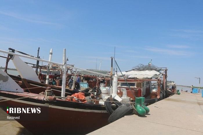 توقیف دو شناور صیادی غیرمجاز با ۶۰۰ کیلوگرم آبزیان دریایی توقیف دو شناور صیادی غیرمجاز با ۶۰۰ کیلوگرم آبزیان دریایی