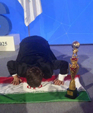 بوسه دانش آموز ارومیه‌ای بر پرچم ایران در گرجستان