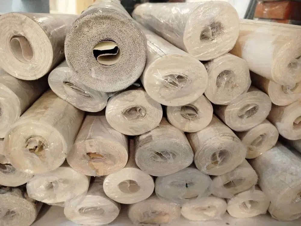 کشف  محموله کاغذ دیواری قاچاق در شاهرود