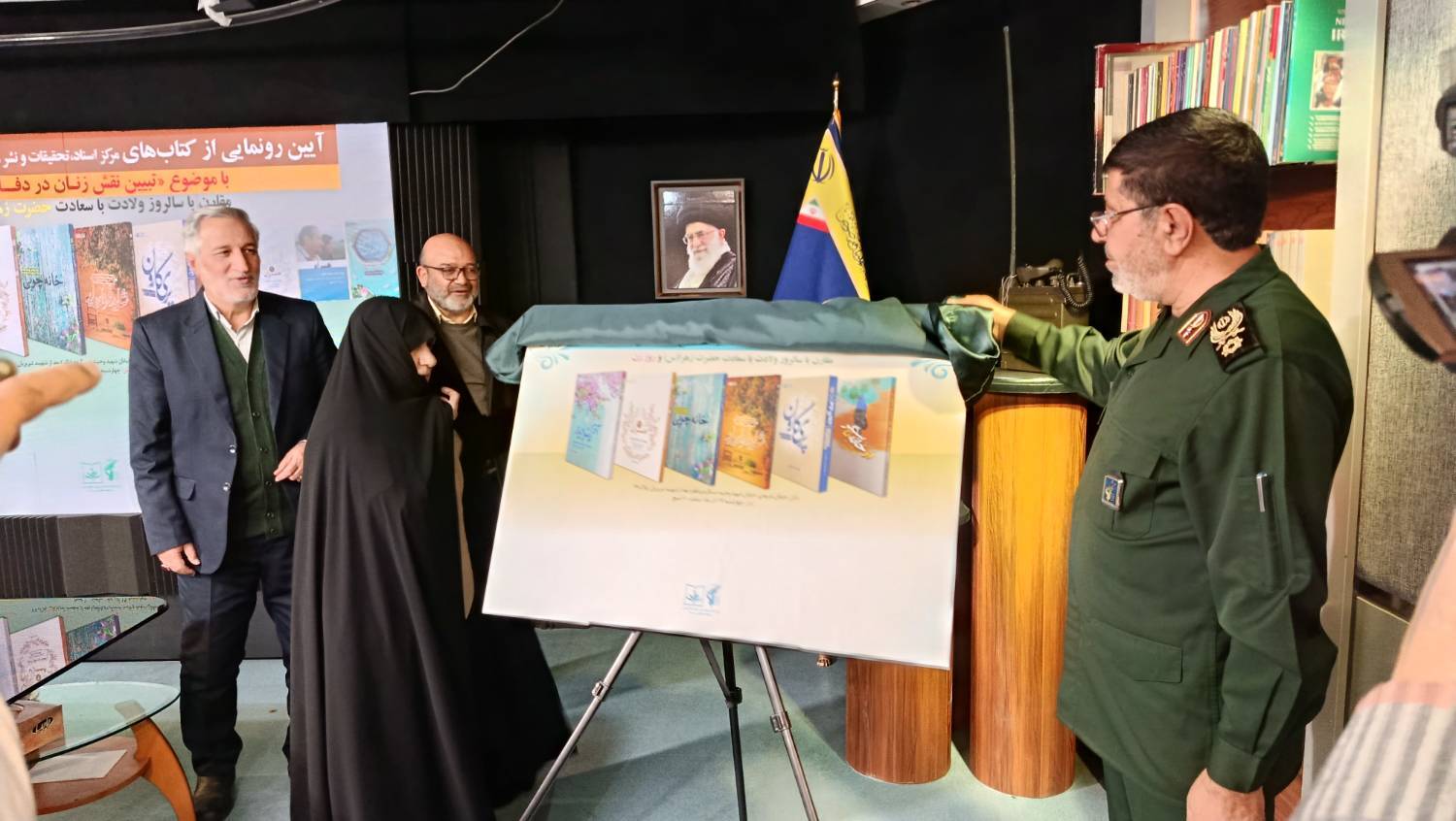 رونمایی از کتابهایی با موضوع «تبیین نقش زنان در دفاع مقدس» رونمایی از کتابهایی با موضوع «تبیین نقش زنان در دفاع مقدس»