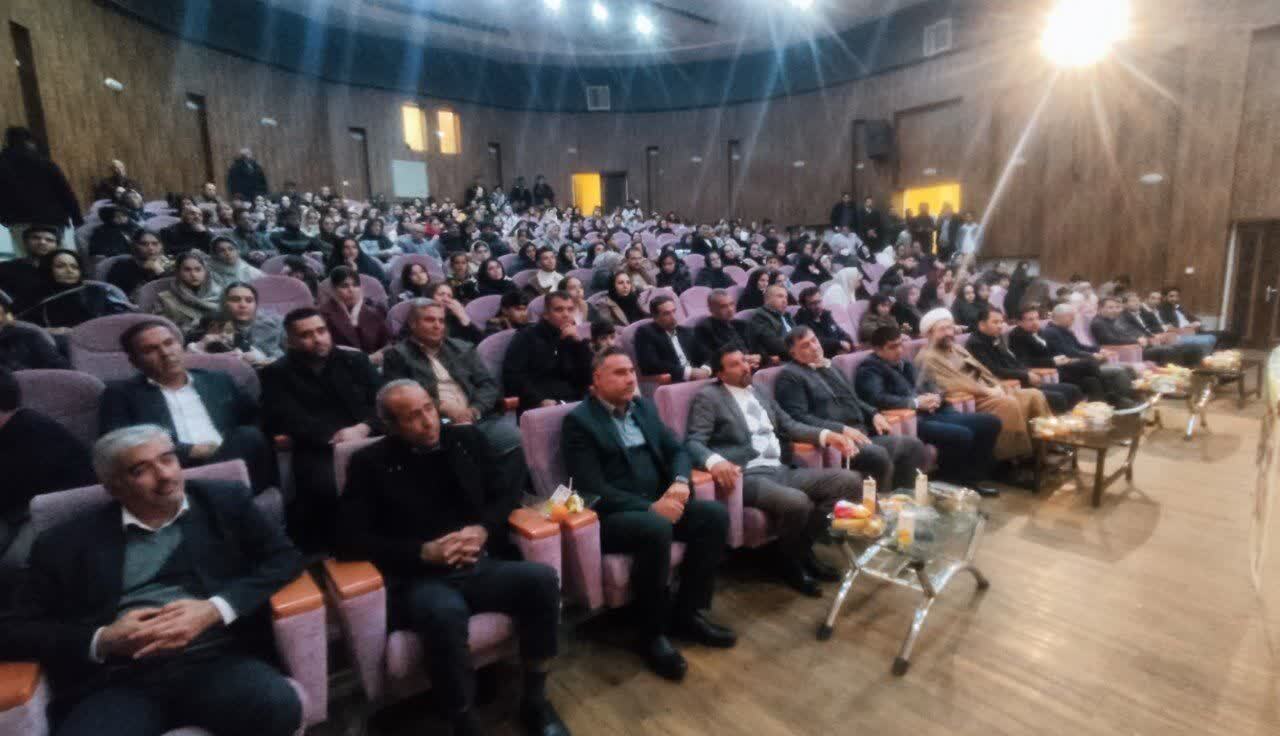 تجلیل از بانوان شاغل در شهرداری پلدشت 