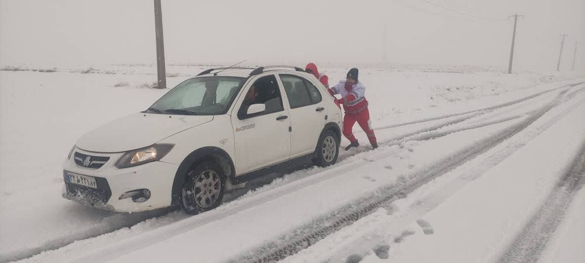 رهاسازی ۲۳۲ خودرو گرفتار در کولاک زنجان