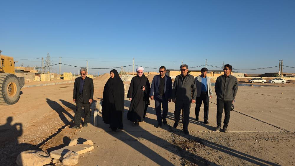 بازدید نماینده مجلس از زمین چمن مصنوعی شهر خور