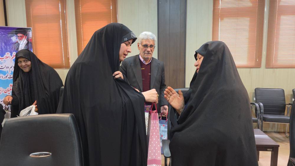 تجلیل از مادران و همسران شهدا