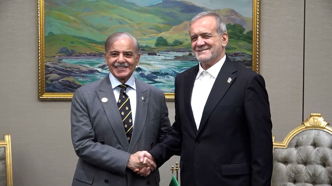 تاکید سران ایران و پاکستان بر تقویت همکاری‌های و تسریع در اجرای توافقات