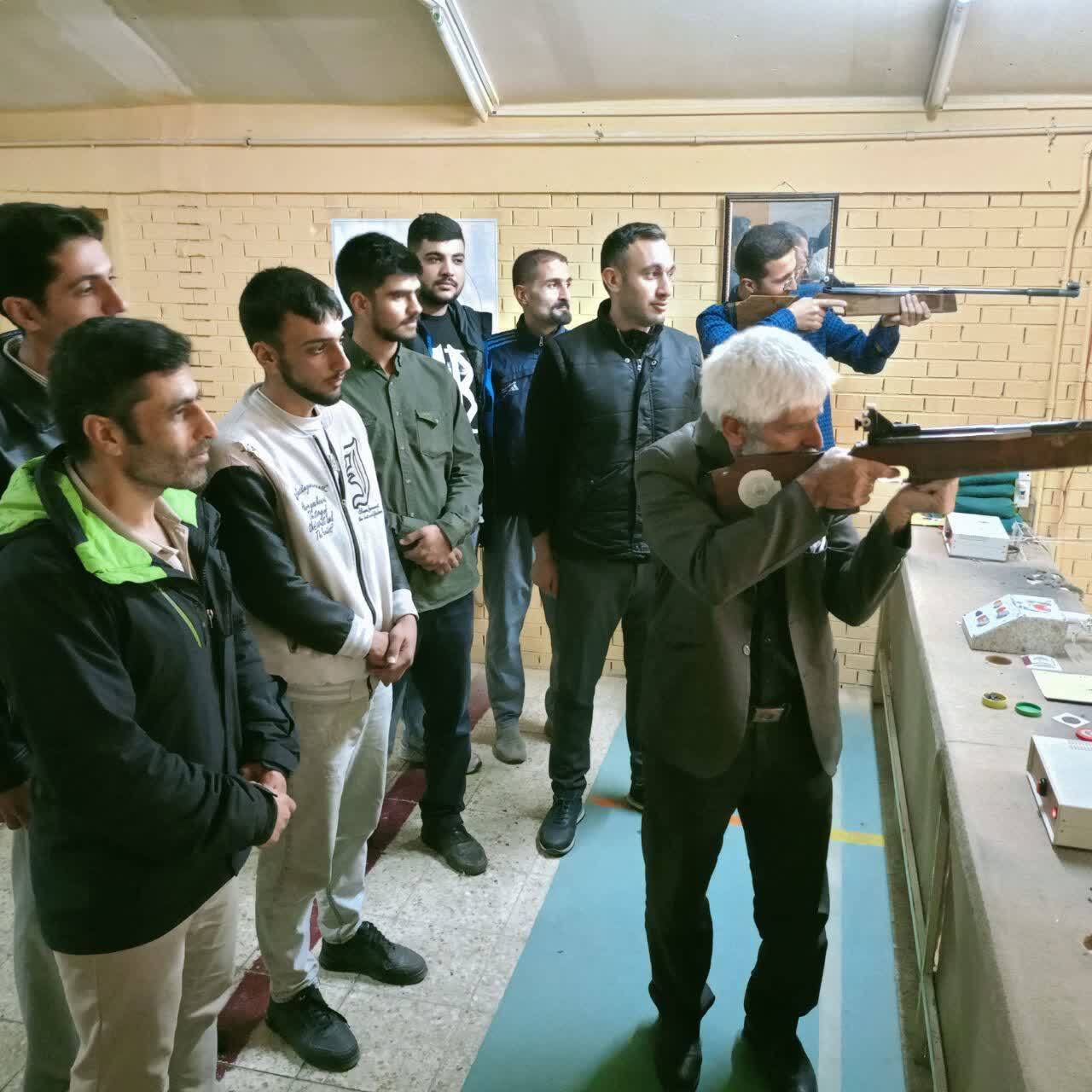 رقابت بسیجیان میاندوآبی در مسابقه تیر اندازی رقابت بسیجیان میاندوآبی در مسابقه تیر اندازی